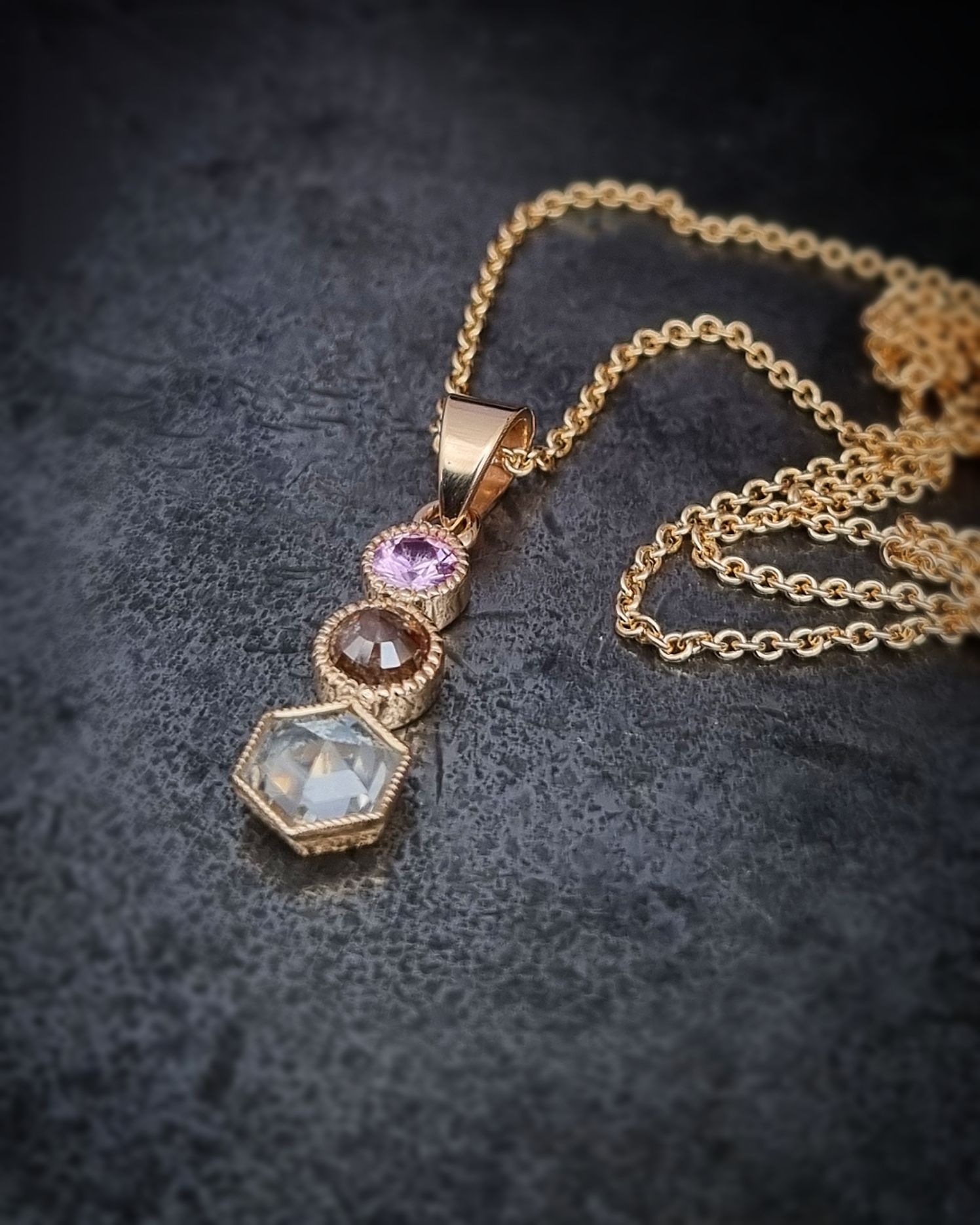 Gnistrande mix & match - Safir och diamanthänge i 18K guld
