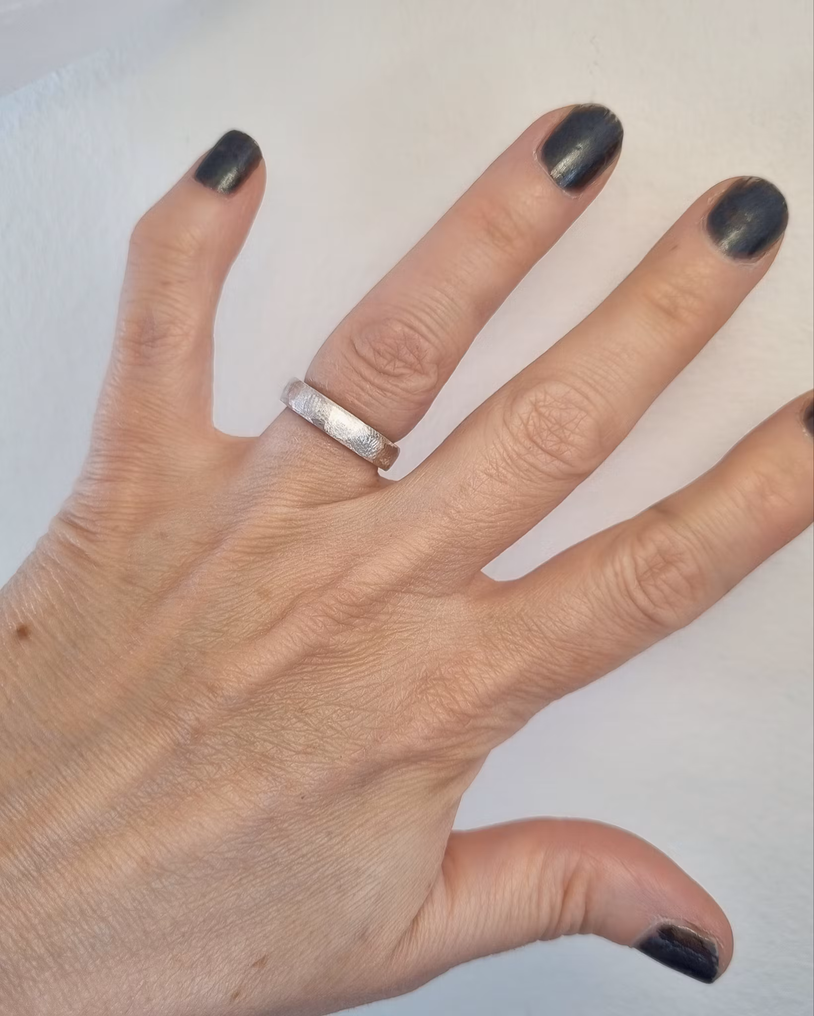 Rustic - slät ring med rå yta 4,5 mm
