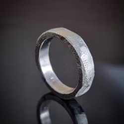 Rustic - slät ring med rå yta 4,5 mm