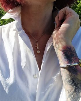 Fjäril på kvist med guldig aprikos söderhavspärla - hänge i 18K