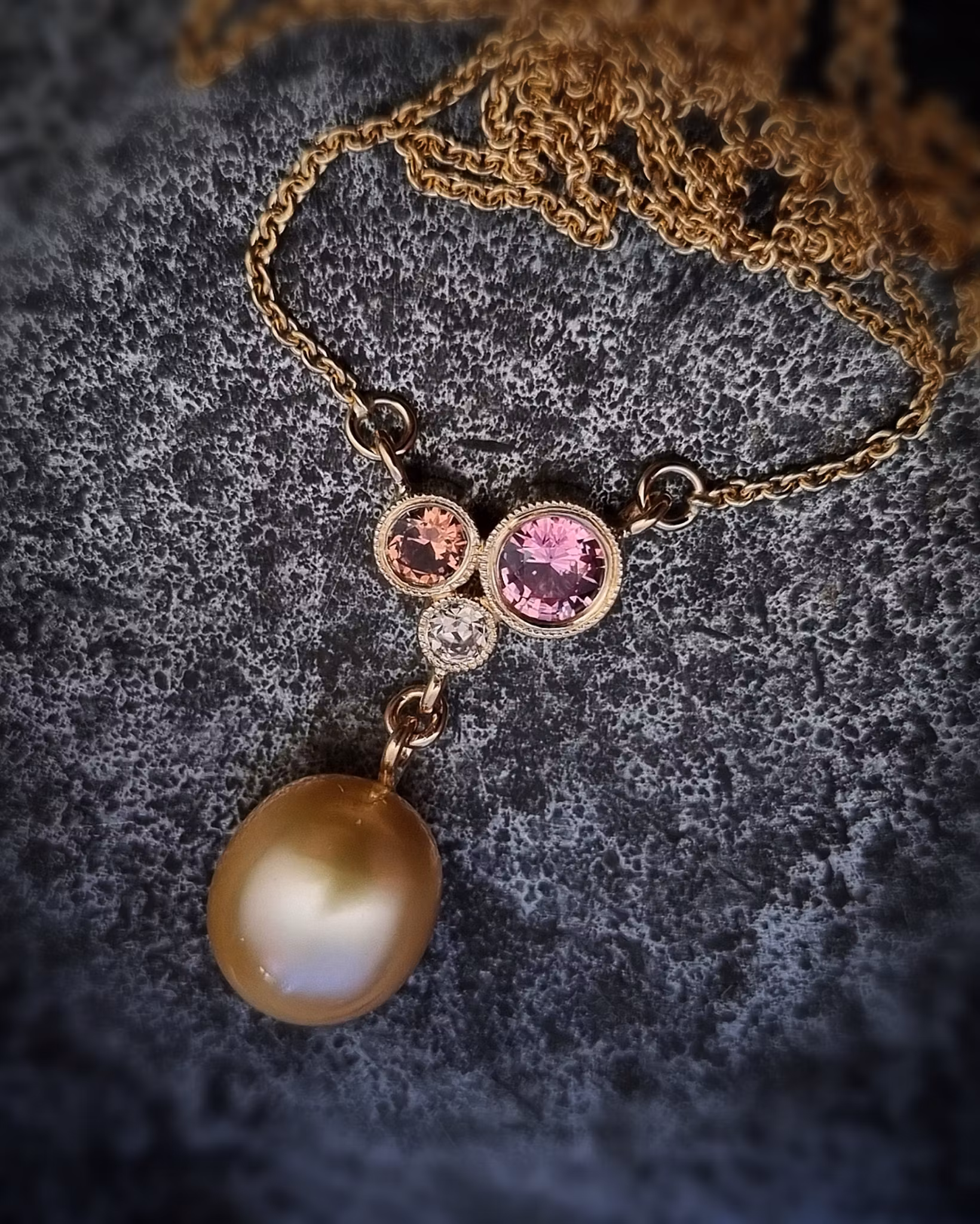 Eyecandy - Safir & pärlhalsband i 18K guld