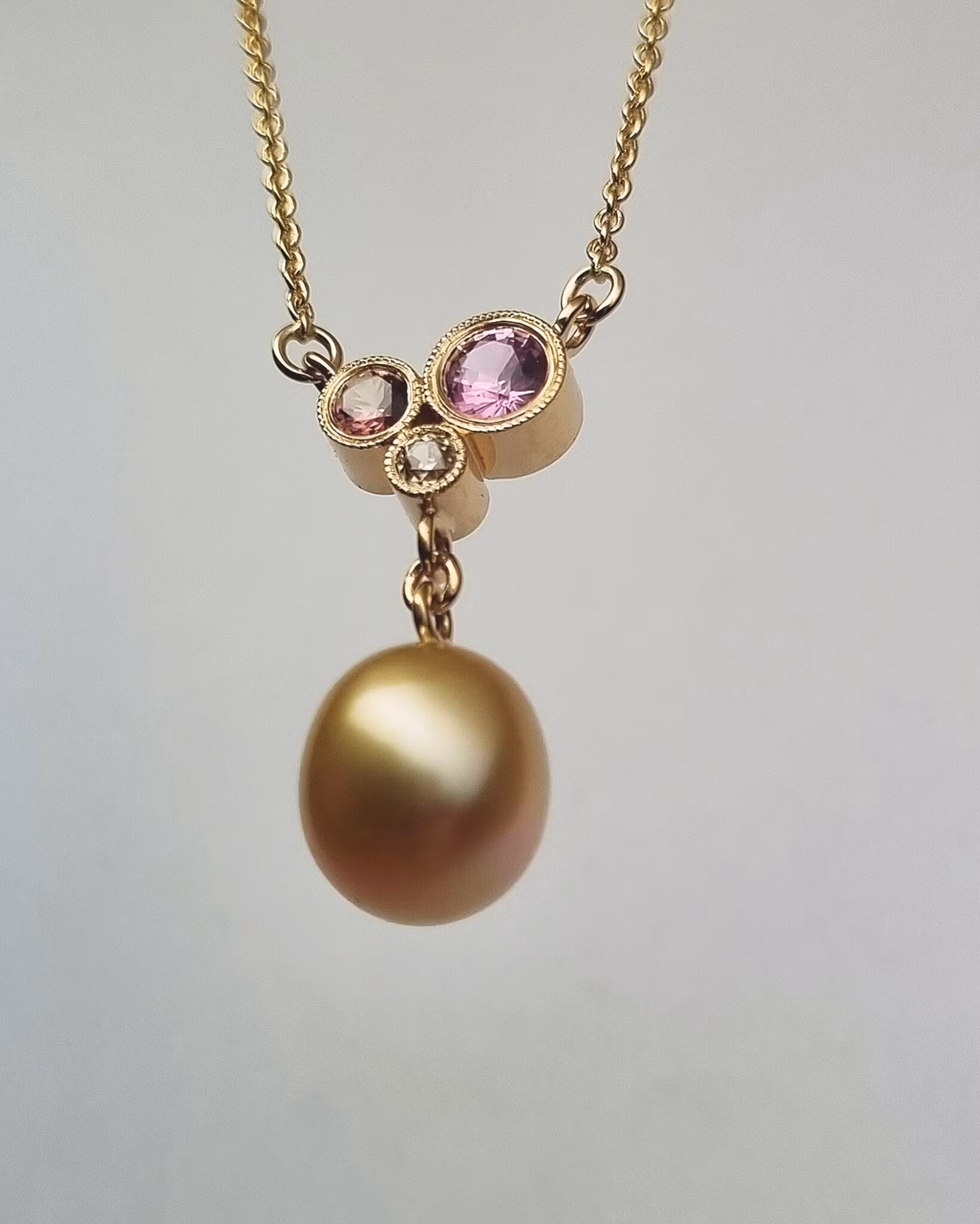 Eyecandy - Safir & pärlhalsband i 18K guld