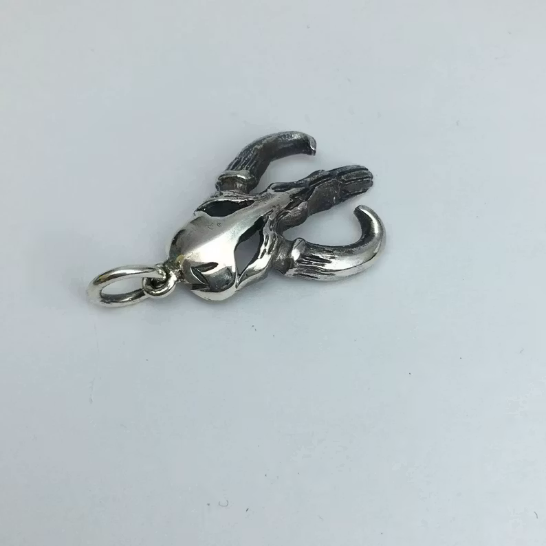 Mythosaur scull - hängsmycke i silver