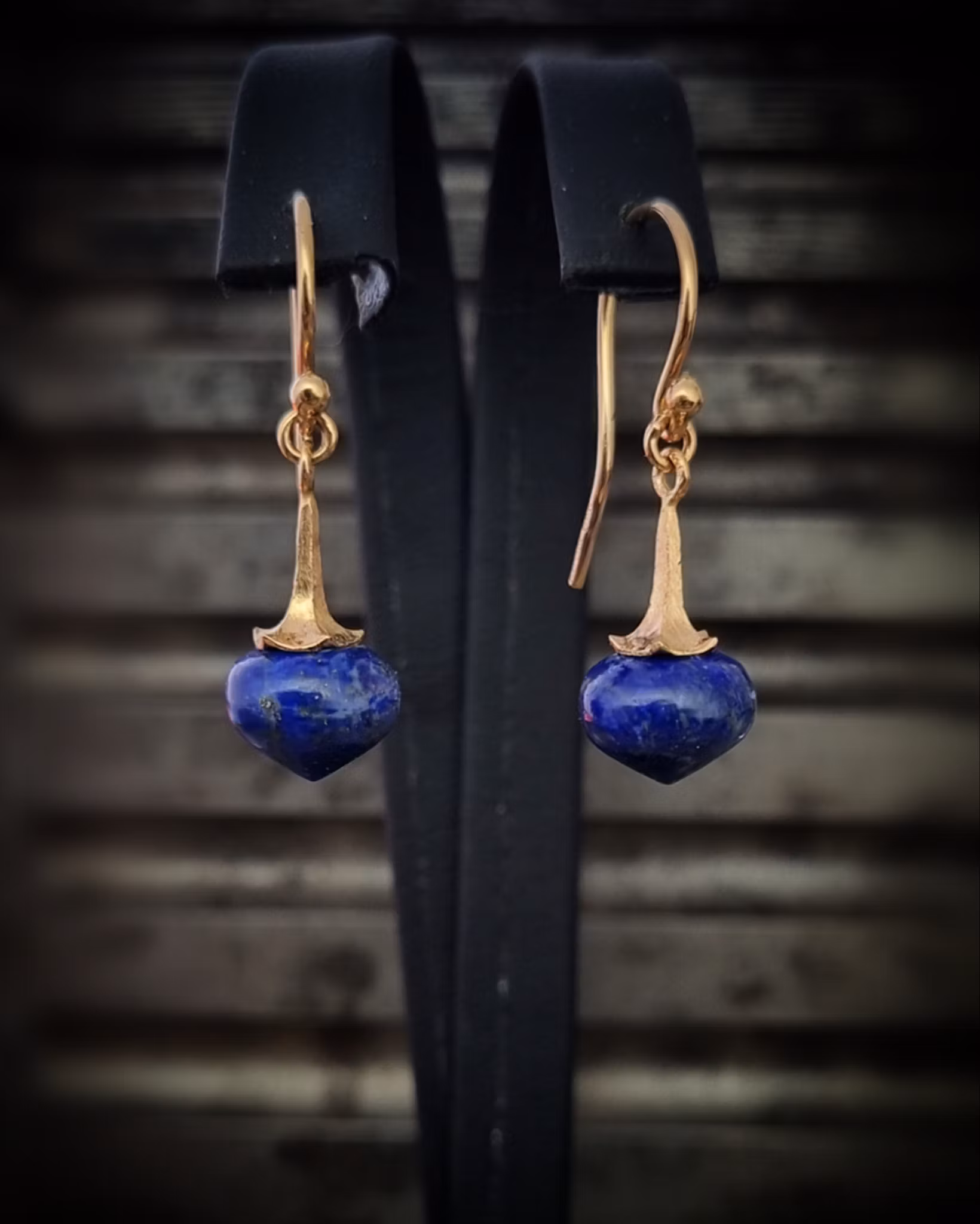 Lapis Lazuli med Änglatrumpet - örhängen i 18K guld