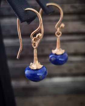 Lapis Lazuli med Änglatrumpet - örhängen i 18K guld
