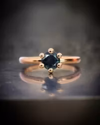 Precious six med Tealsafir - solitär i 18K guld
