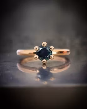 Precious six med Tealsafir - solitär i 18K guld