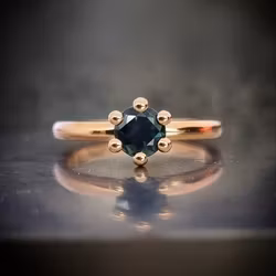 Precious six med Tealsafir - solitär i 18K guld
