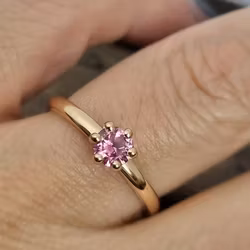 Precious six med rosa Safir - solitär i 18K guld