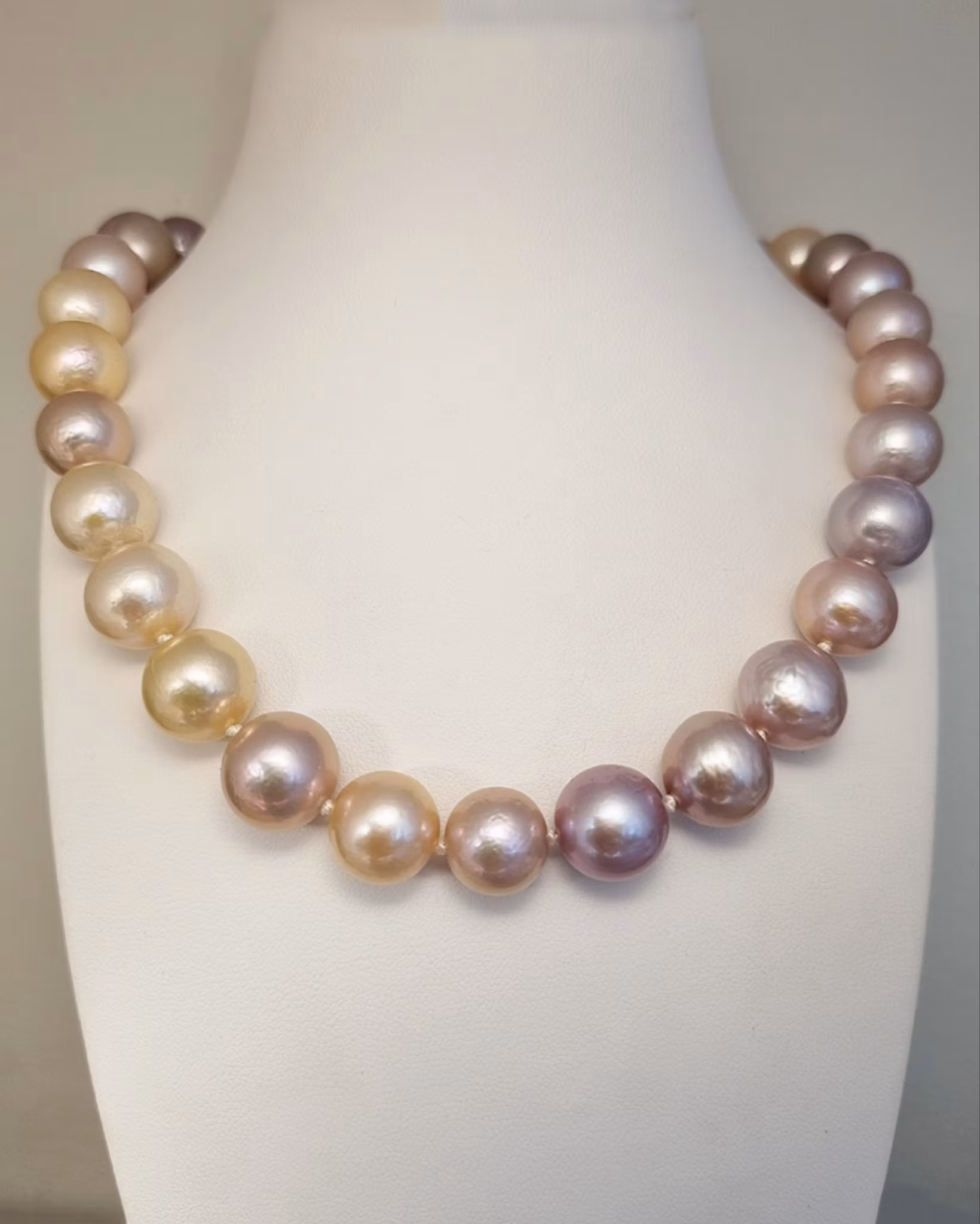 Stora sötvattenspärlor pastell - 47 cm collier