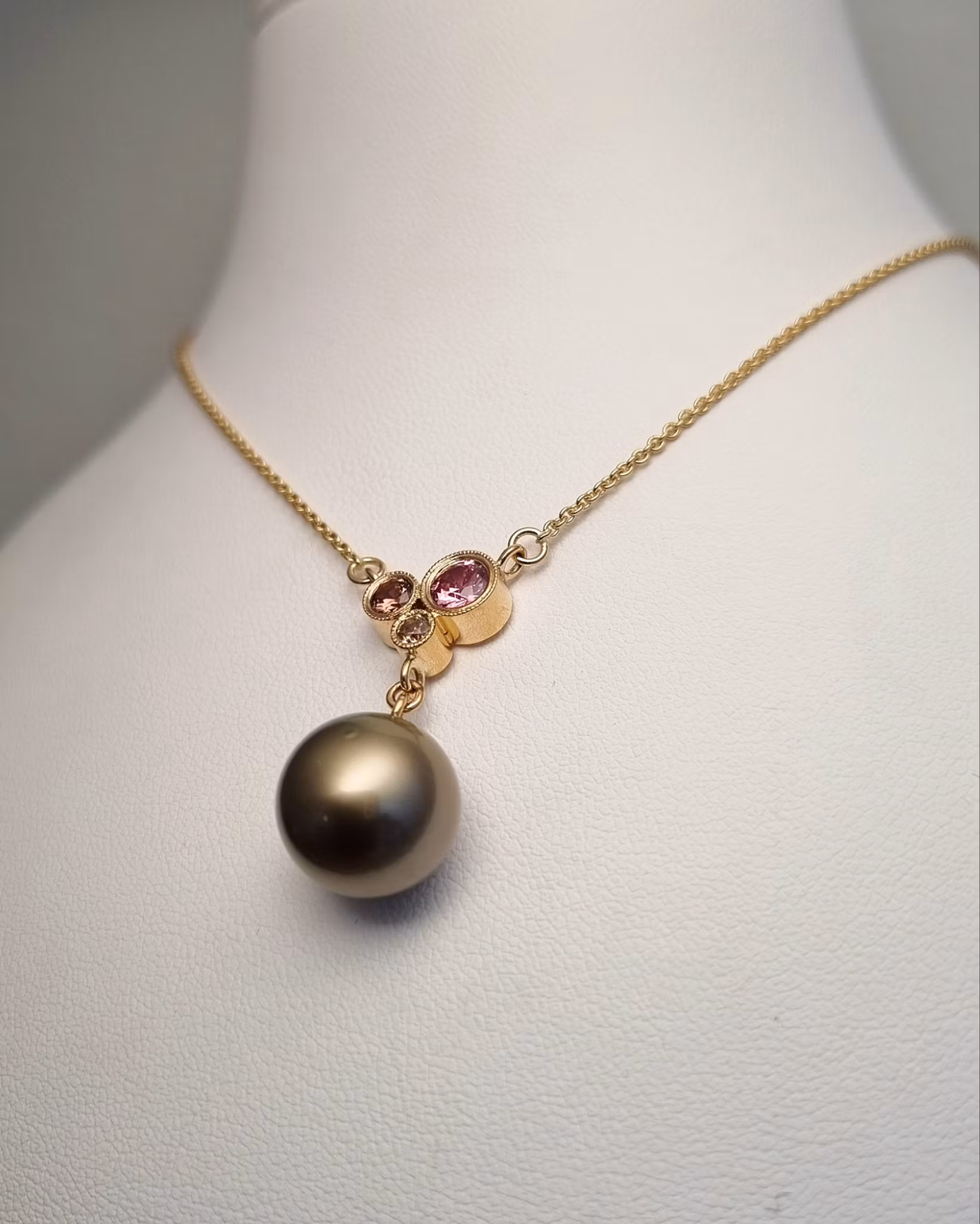 Nougat & varmrosa collier i 18K guld med Tahitipärla och Safirer