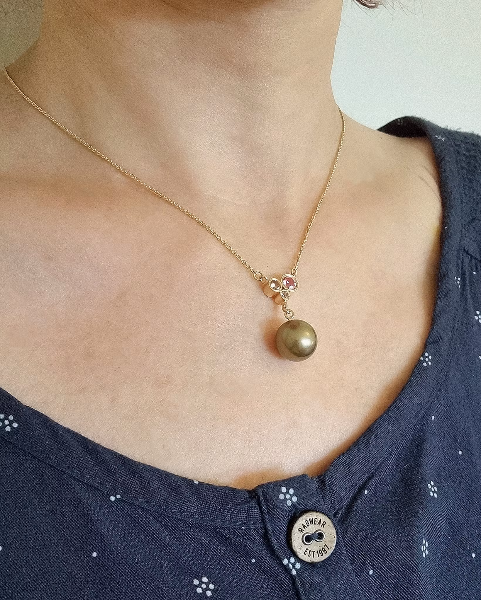 Nougat & varmrosa collier i 18K guld med Tahitipärla och Safirer