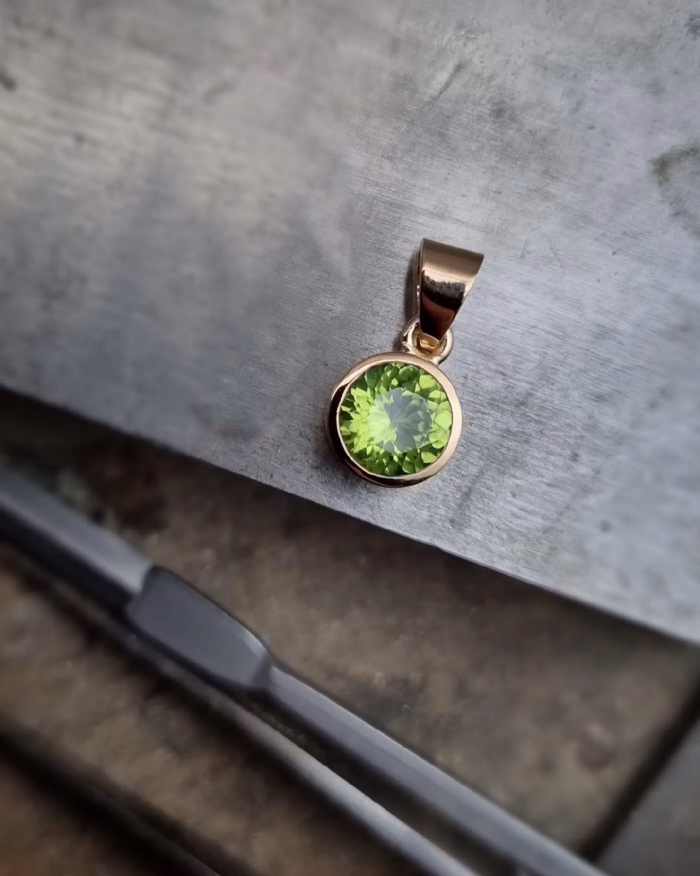 Fair Trade Peridot Mesa Verde - hänge i 18K guld