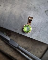 Fair Trade Peridot Mesa Verde - hänge i 18K guld