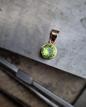 Fair Trade Peridot Mesa Verde - hänge i 18K guld