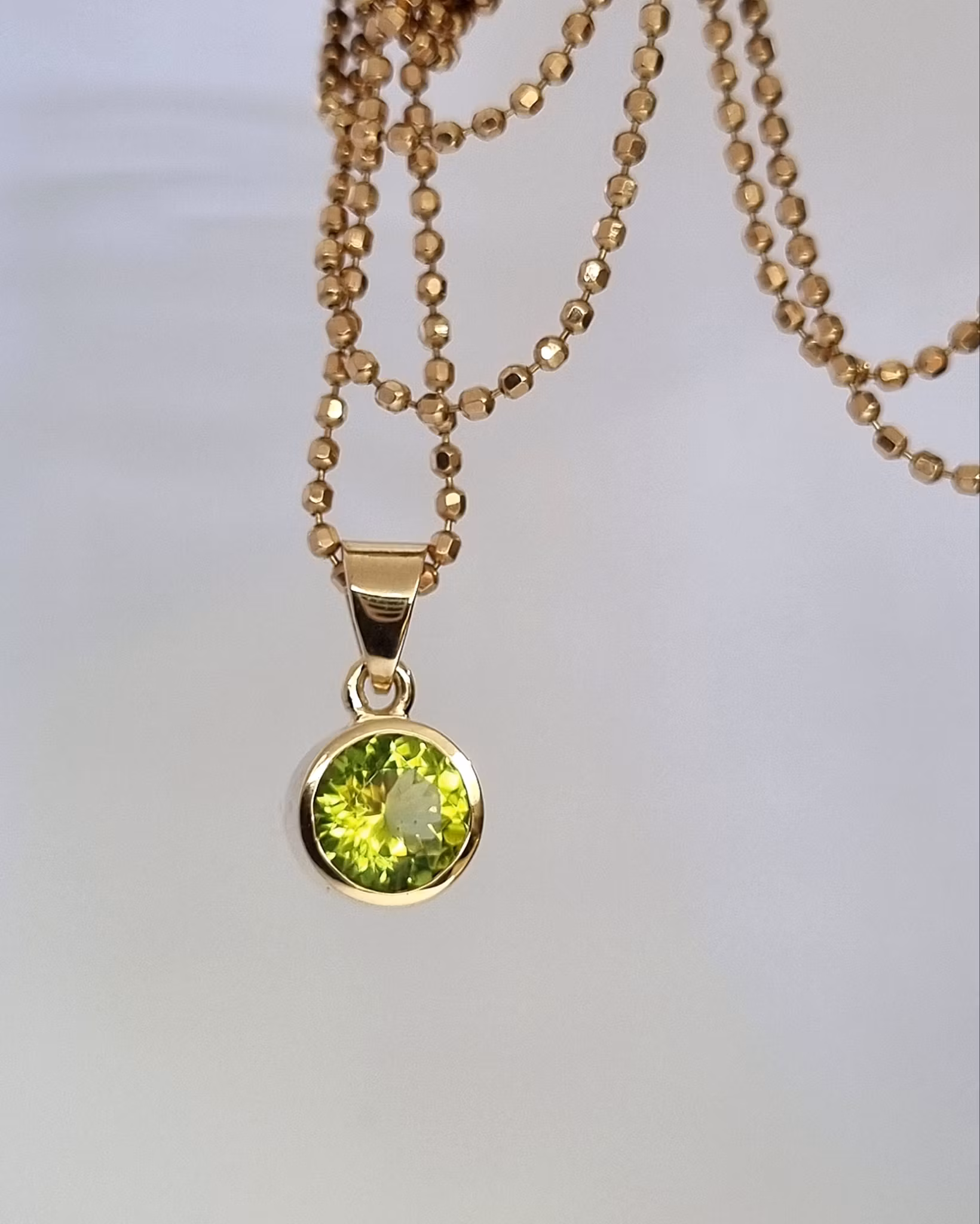 Fair Trade Peridot Mesa Verde - hänge i 18K guld