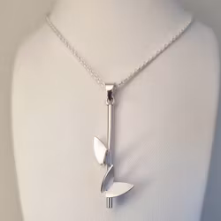 Fjäril på kvist - hänge i silver