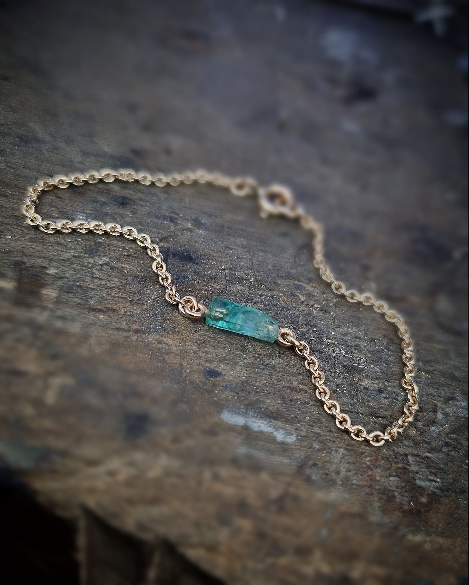 Armband i 18K guld med Råsmaragd
