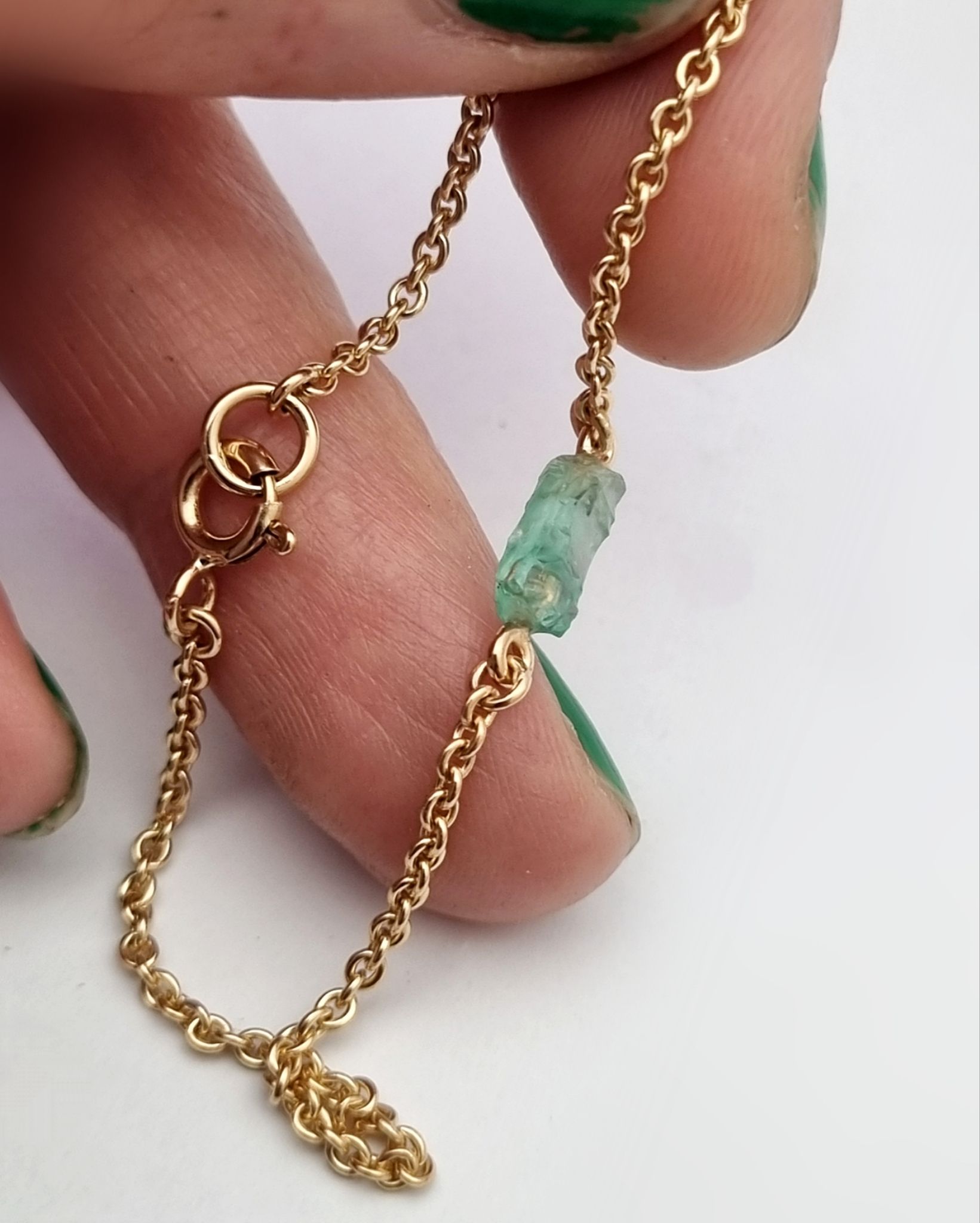Armband i 18K guld med Råsmaragd