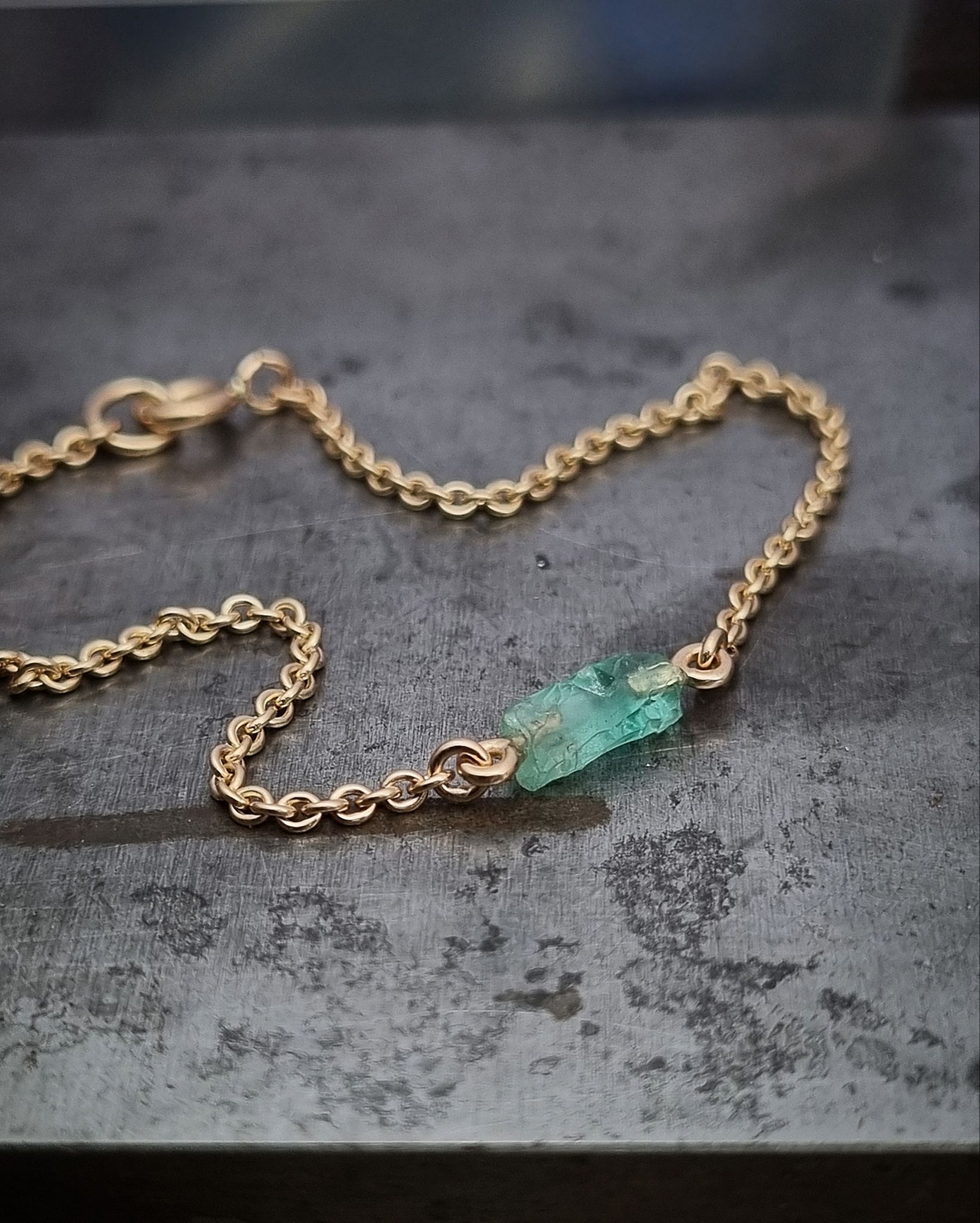 Armband i 18K guld med Råsmaragd