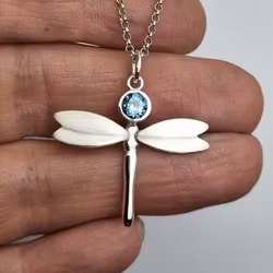 Trollslända med blå Topas - hänge i silver