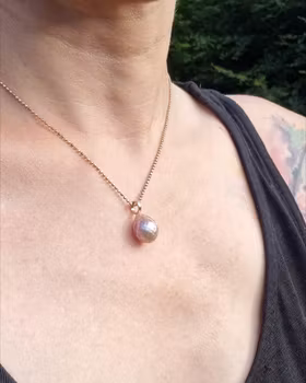 Sötvattensdroppe med facetter - pärlhänge i 18K guld