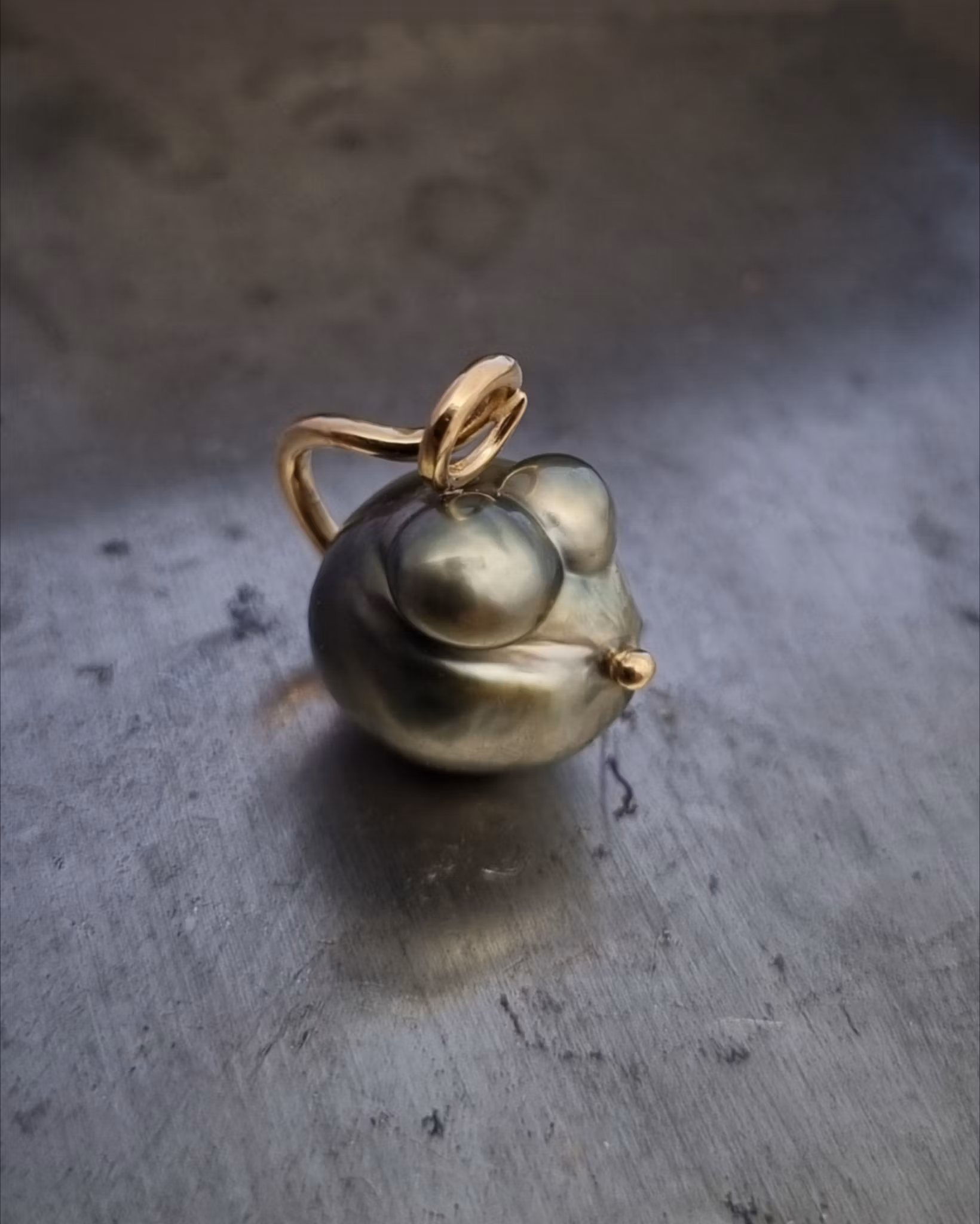 Baby Tahiti Mouse - pärlhänge i 18K guld