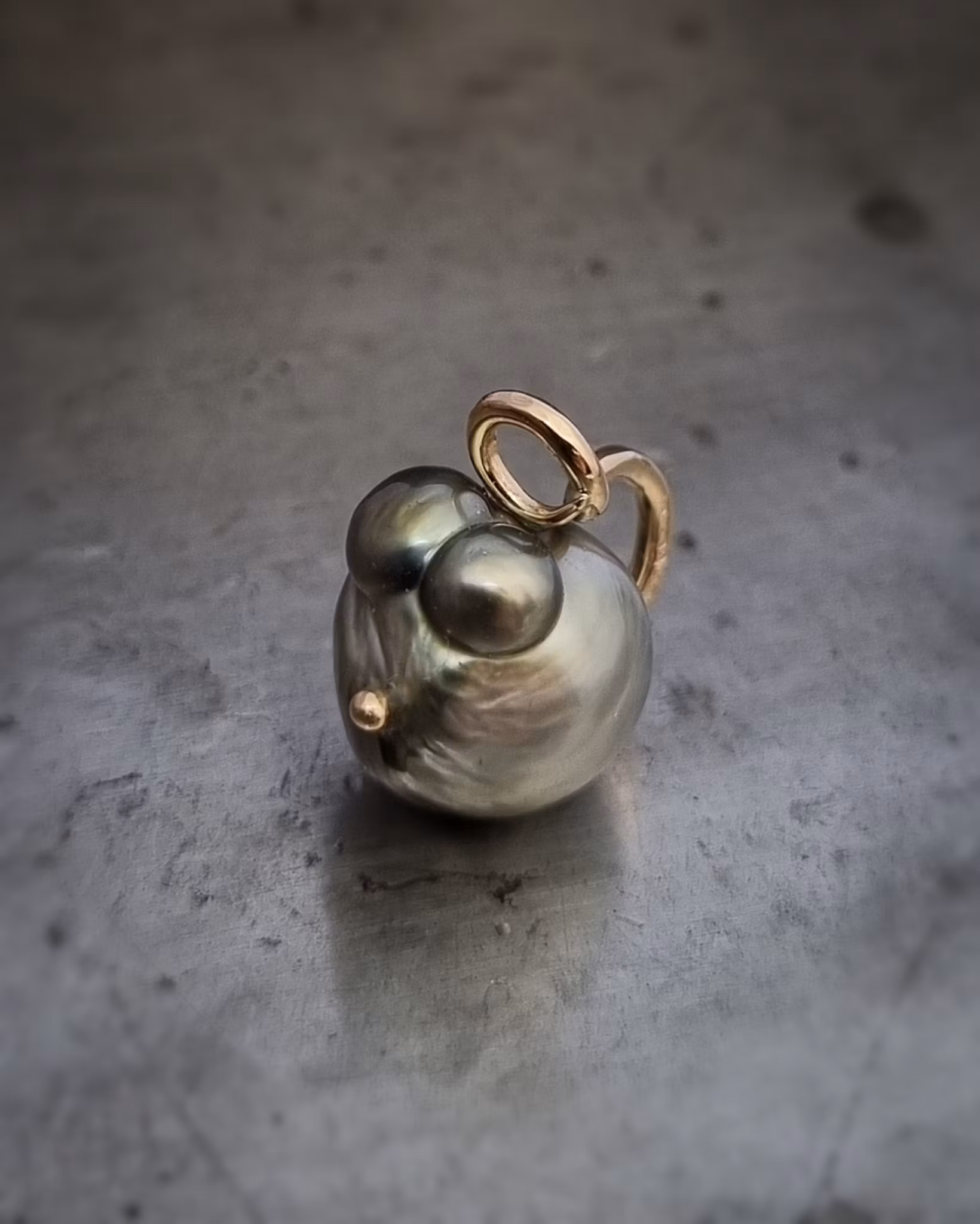 Baby Tahiti Mouse - pärlhänge i 18K guld