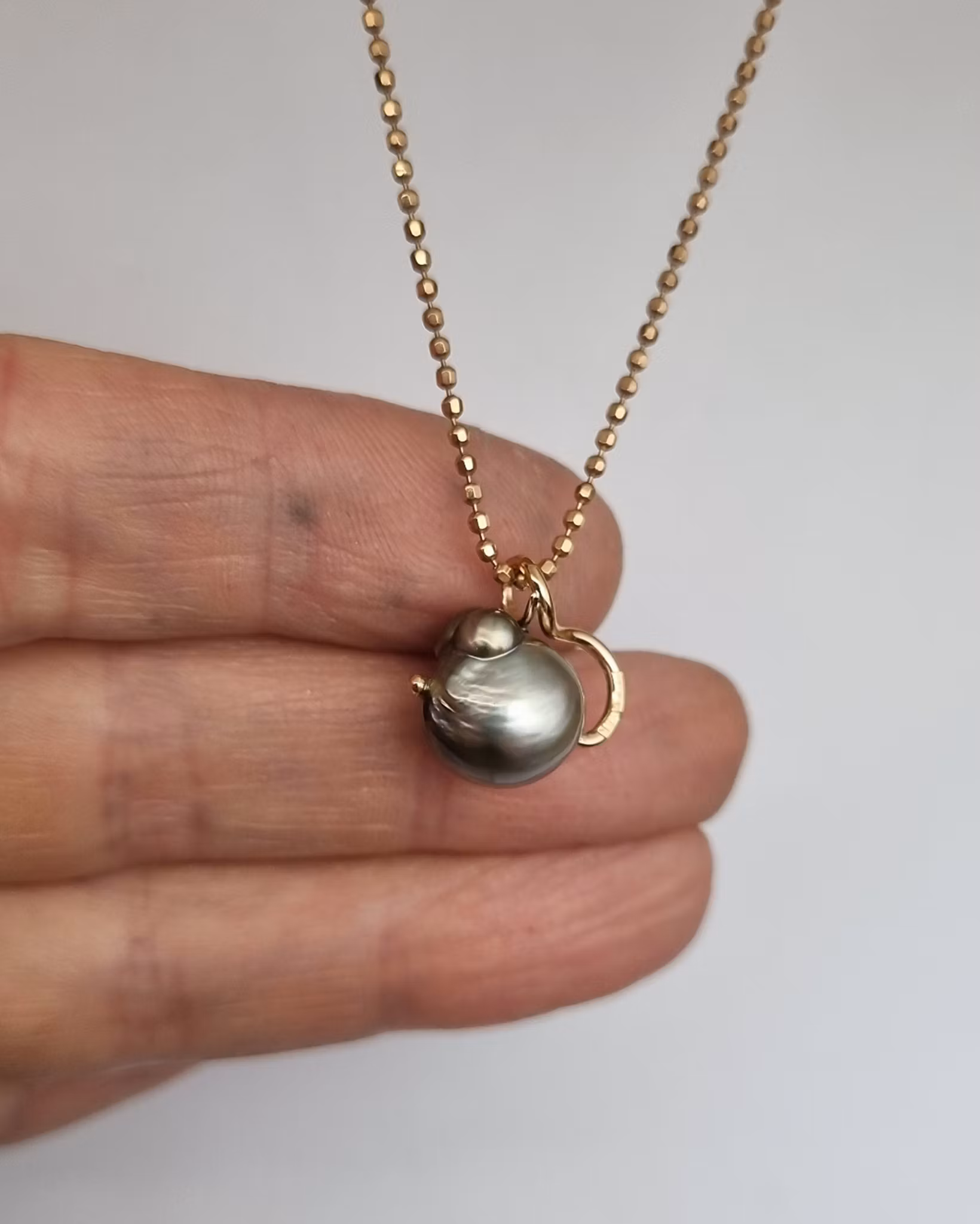 Baby Tahiti Mouse - pärlhänge i 18K guld