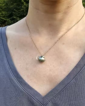 Baby Tahiti Mouse - pärlhänge i 18K guld