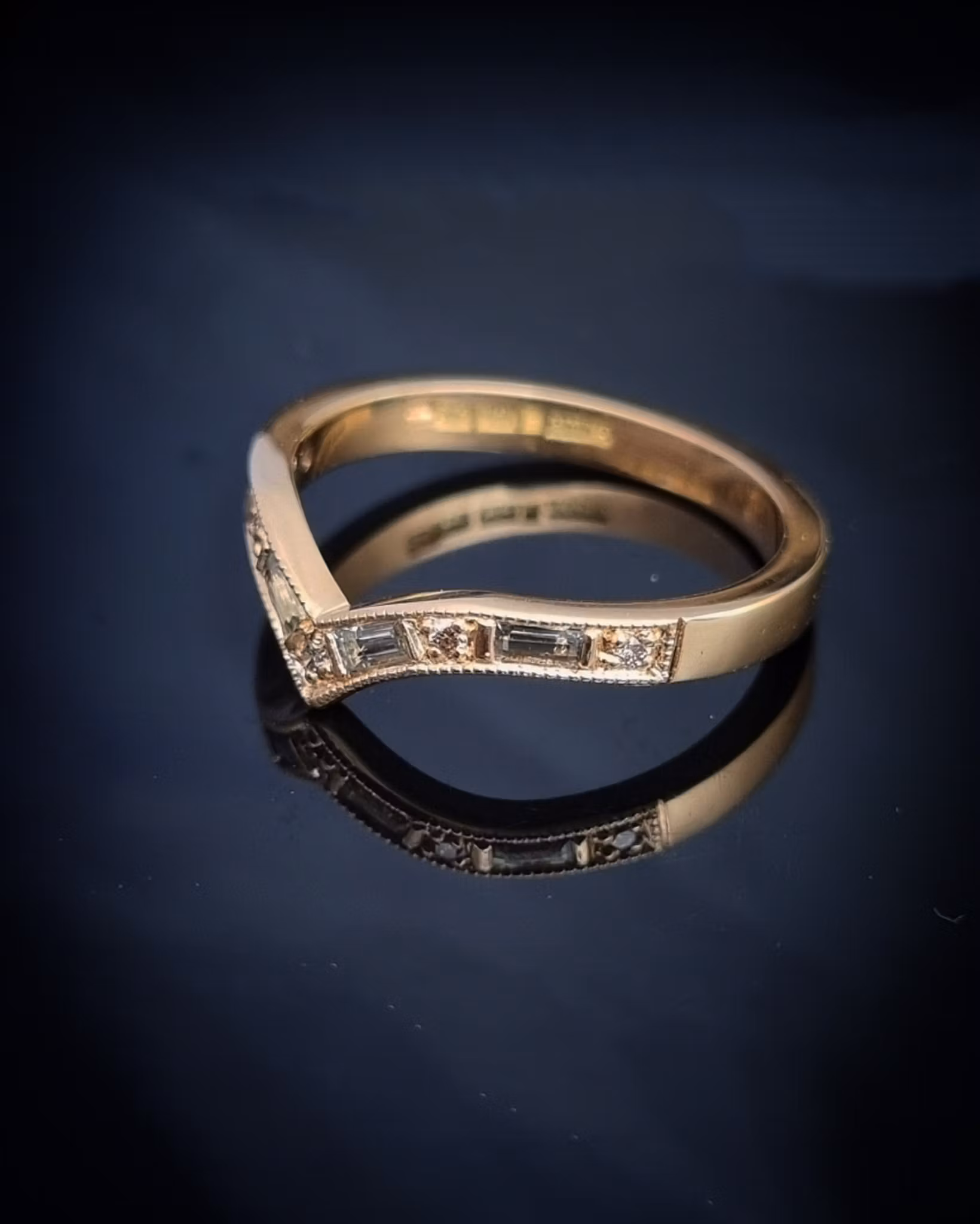 Queens' delight - Safir- & diamantring i 18K guld