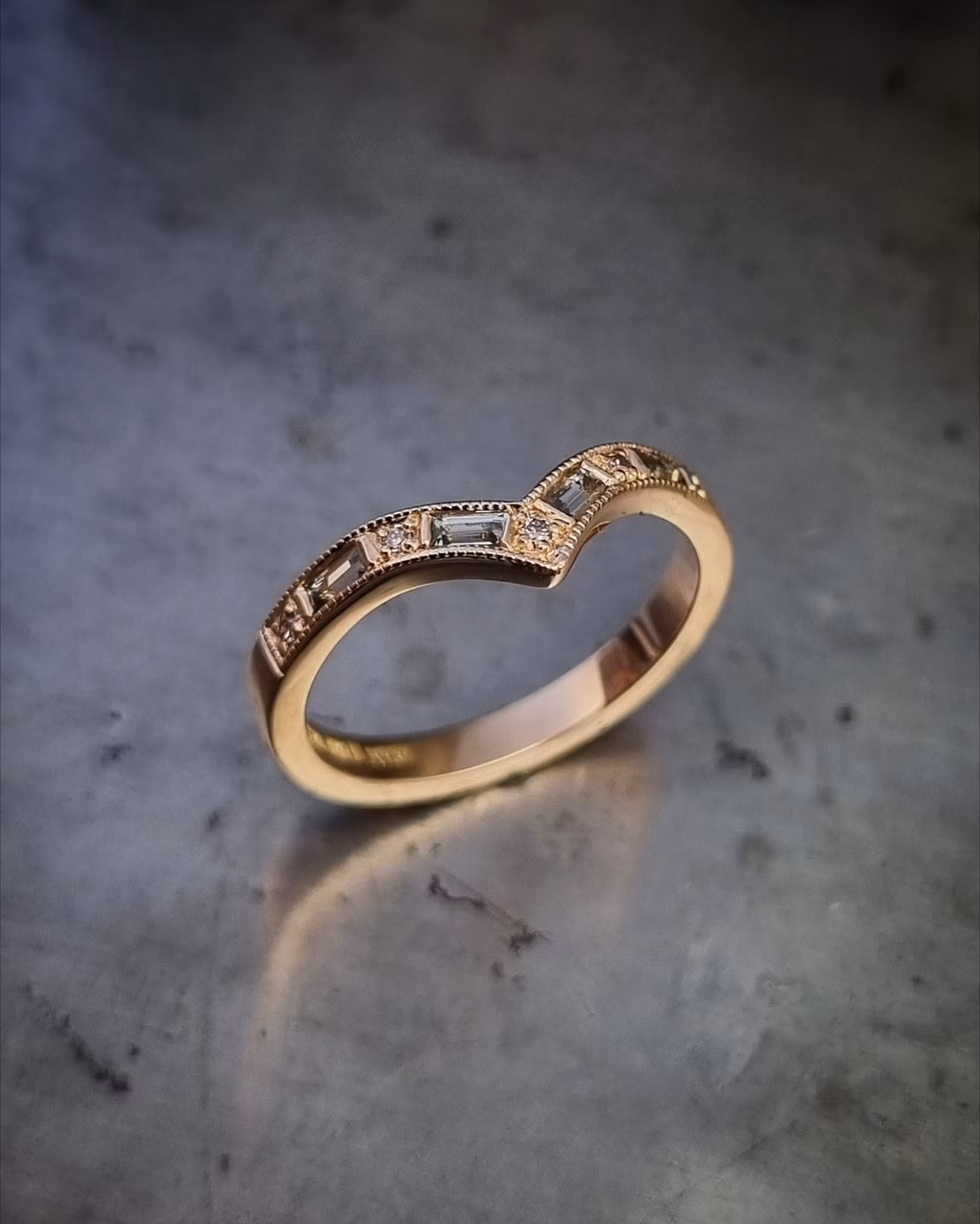 Queens' delight - Safir- & diamantring i 18K guld