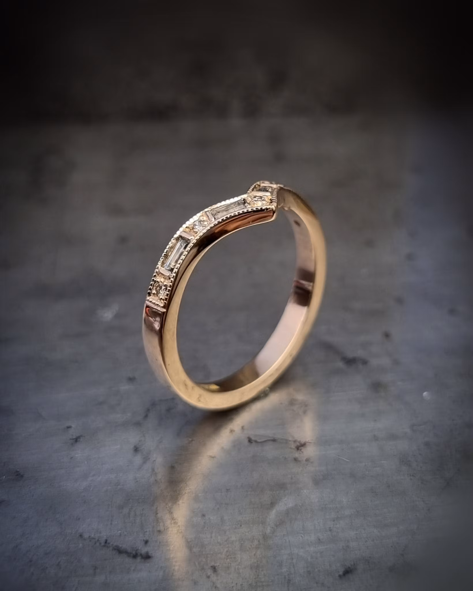 Queens' delight - Safir- & diamantring i 18K guld