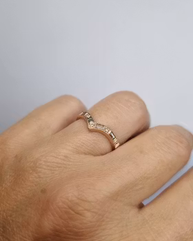 Queens' delight - Safir- & diamantring i 18K guld