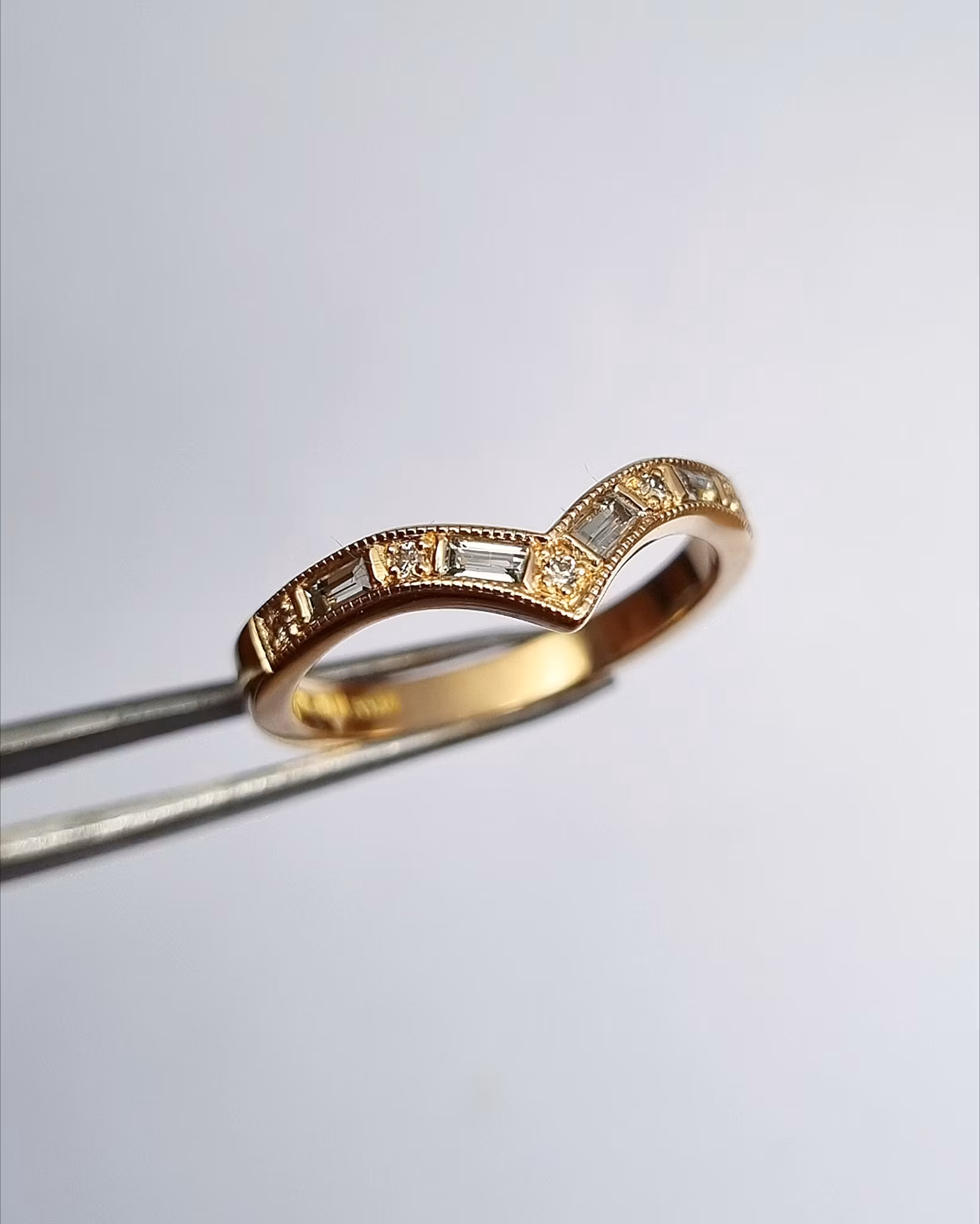 Queens' delight - Safir- & diamantring i 18K guld