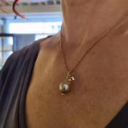 Fijipäron med briljant - hänge i 18K guld