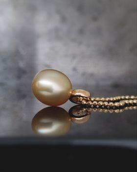 Guldaprikos söderhavspärla - hänge i 18K