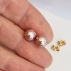 Underbara facetterade sötvattenspärlor - örhängen i 18K