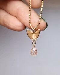Fjäril på vift med rosa Turmalin - hänge i 18K guld