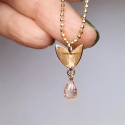 Fjäril på vift med rosa Turmalin - hänge i 18K guld