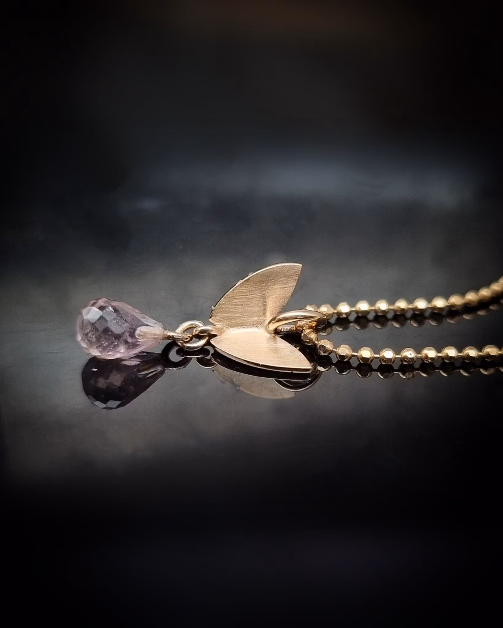 Fjäril på vift med rosa Turmalin - hänge i 18K guld