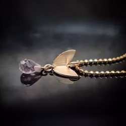 Fjäril på vift med rosa Turmalin - hänge i 18K guld