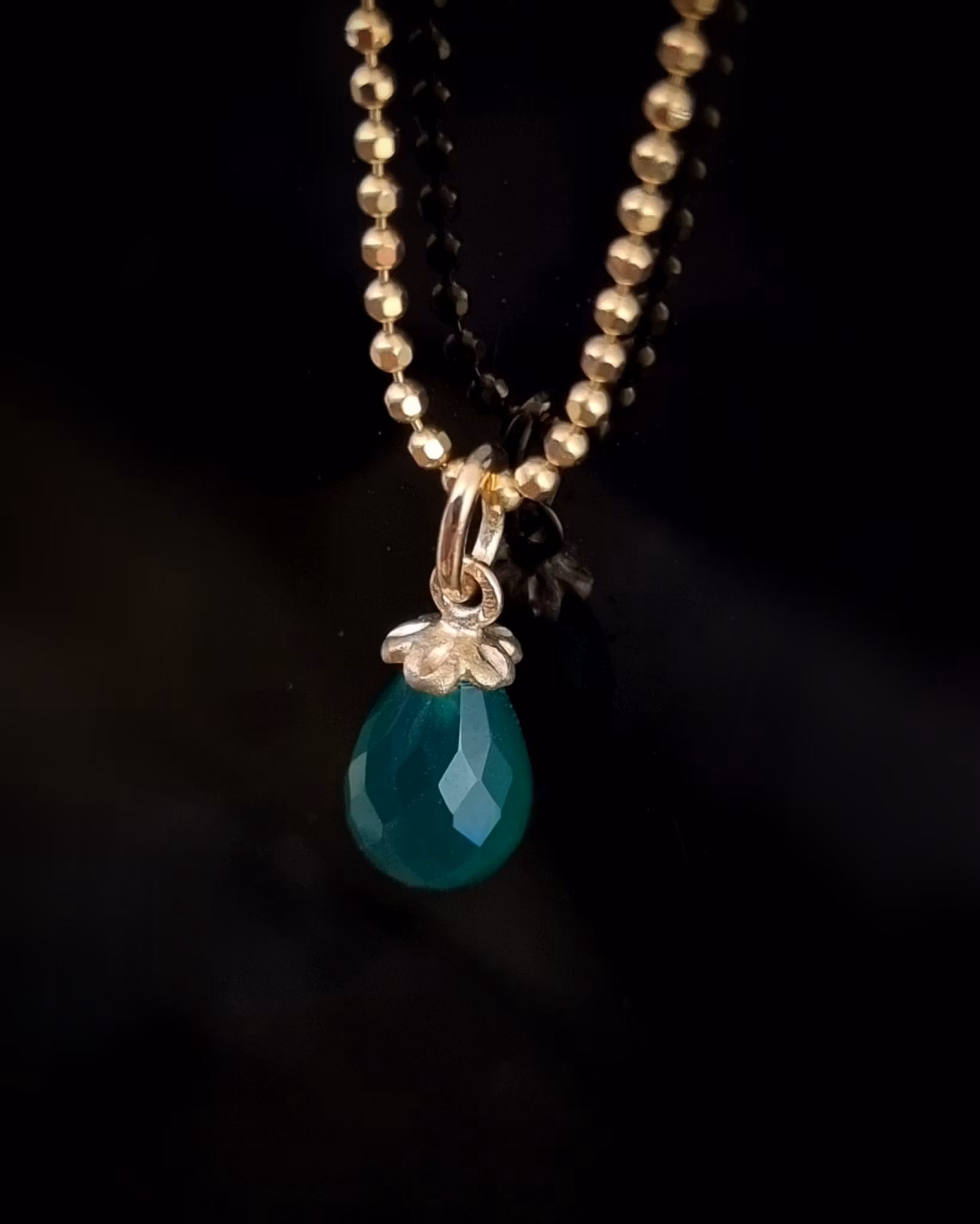 Smaragdgrön Agat - hänge i 18K