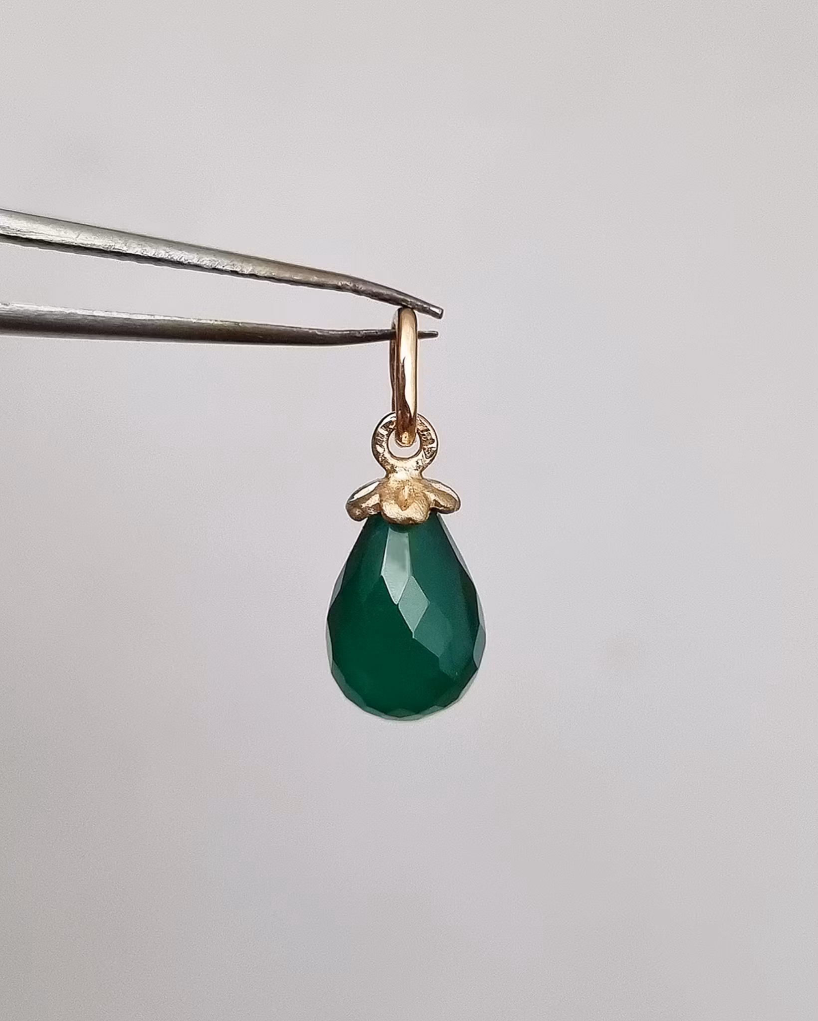 Smaragdgrön Agat - hänge i 18K