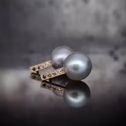 Briljantörhängen i 18K guld med Tahitipärlor