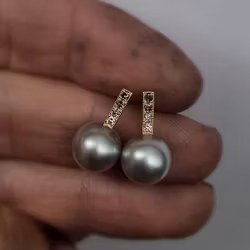 Briljantörhängen i 18K guld med Tahitipärlor