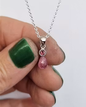 Rosa Turmalinhänge i vitguld