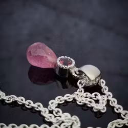 Rosa Turmalinhänge i vitguld