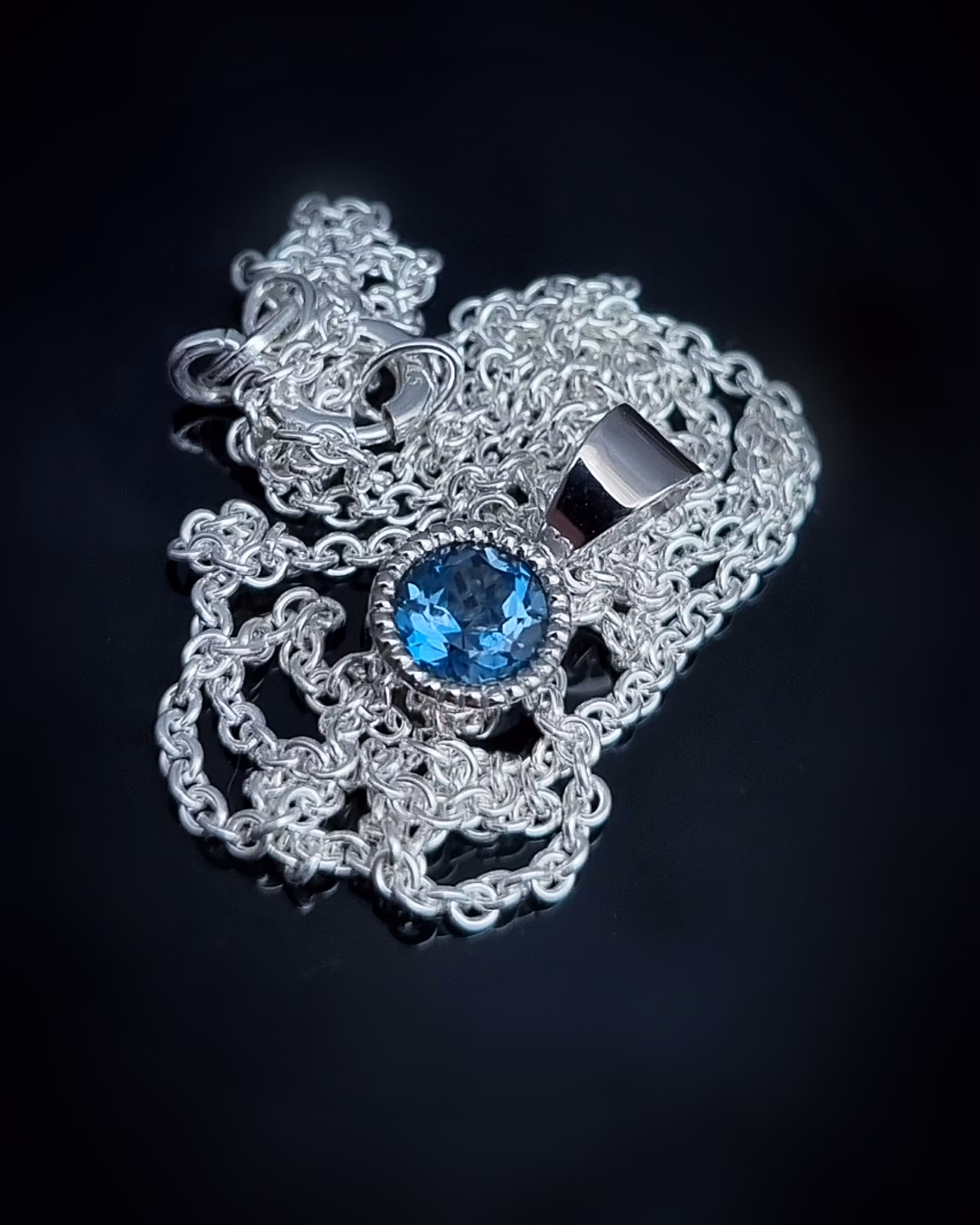 London Blue Topas - hänge i 18K vitt guld