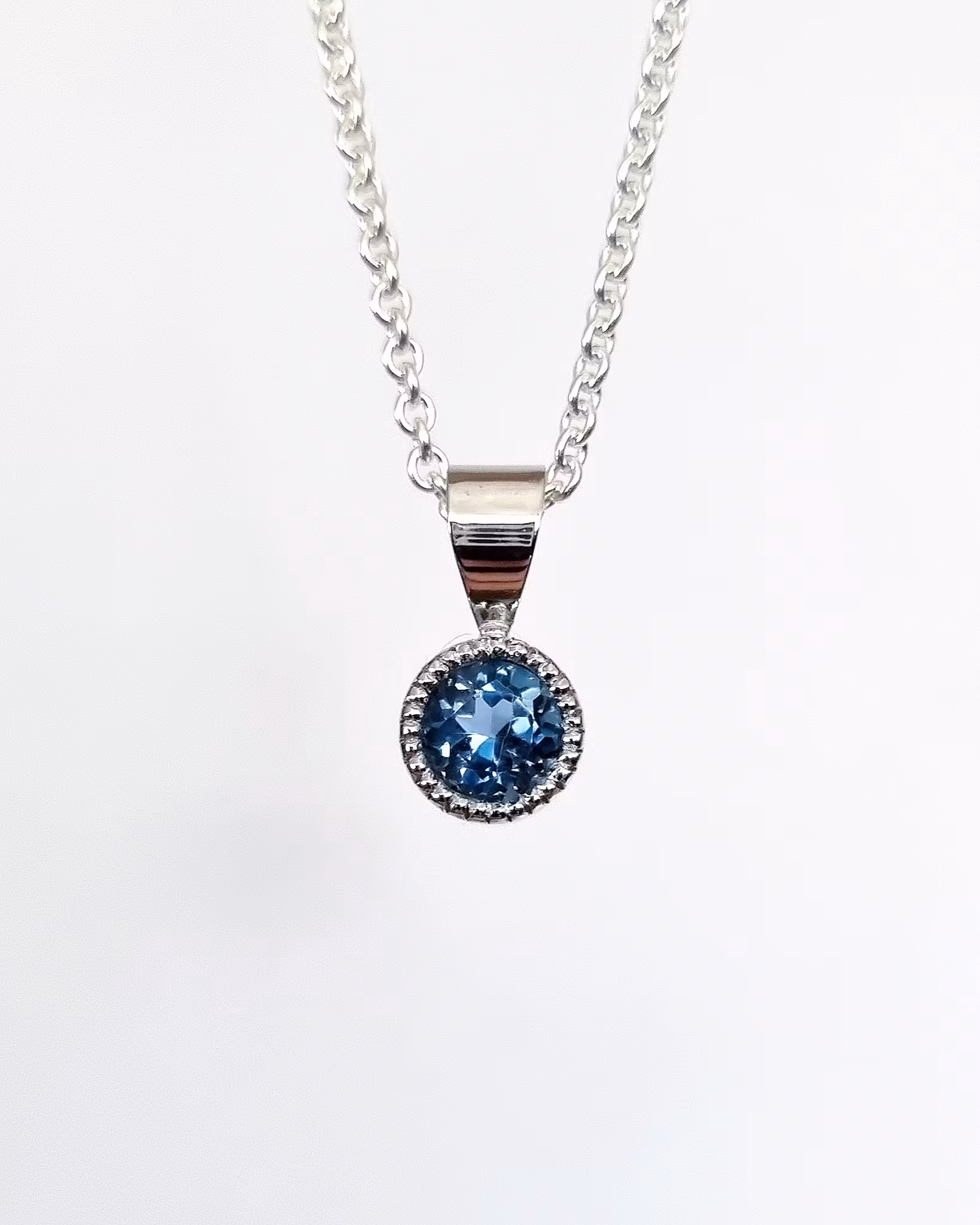 London Blue Topas - hänge i 18K vitt guld